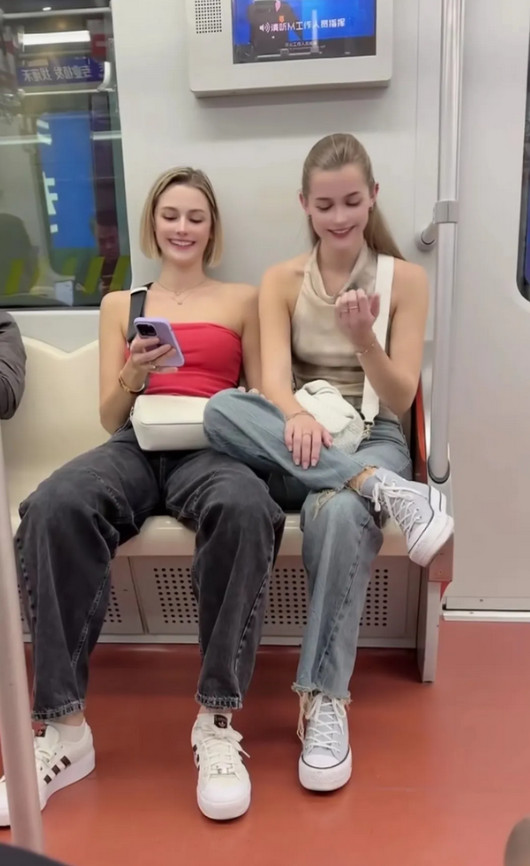 这才是真正的松弛感。两位外国女子在中国坐地铁，一个大马金刀，一个翘着二郎腿。