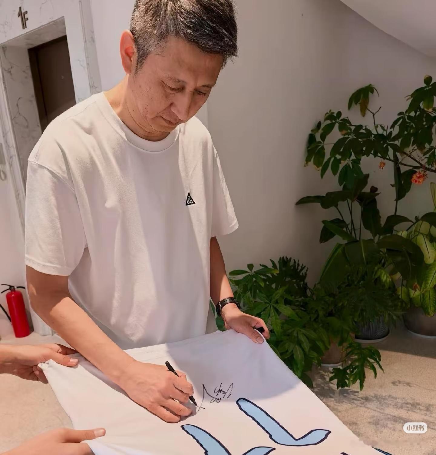 中国男篮国家队主教练郭士强指导真悠闲啊，在结束了糟糕的亚运会之旅后，郭士强指导回到广东生活居住陪伴家