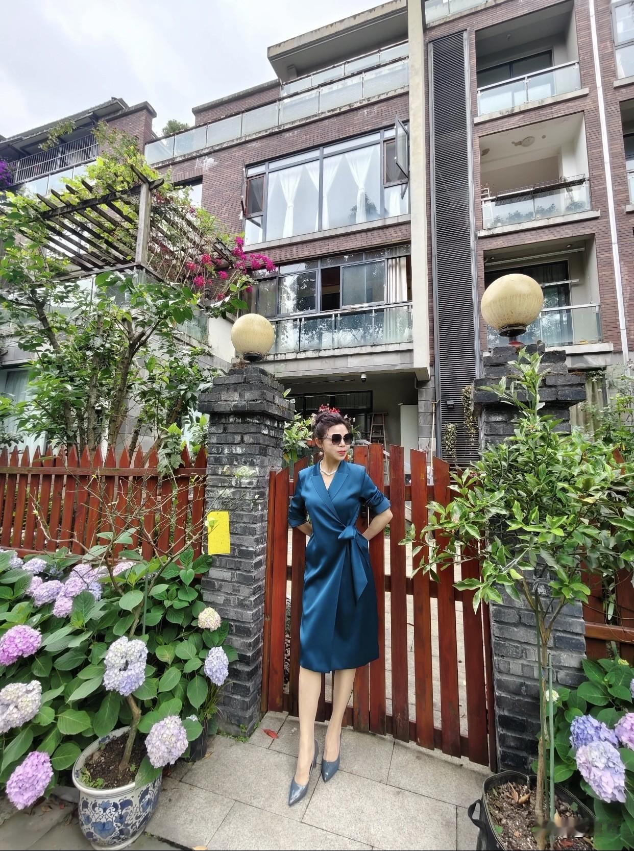 发一张你相册最近拍的花蓝衣美人倚栏立，笑看红尘似水流。