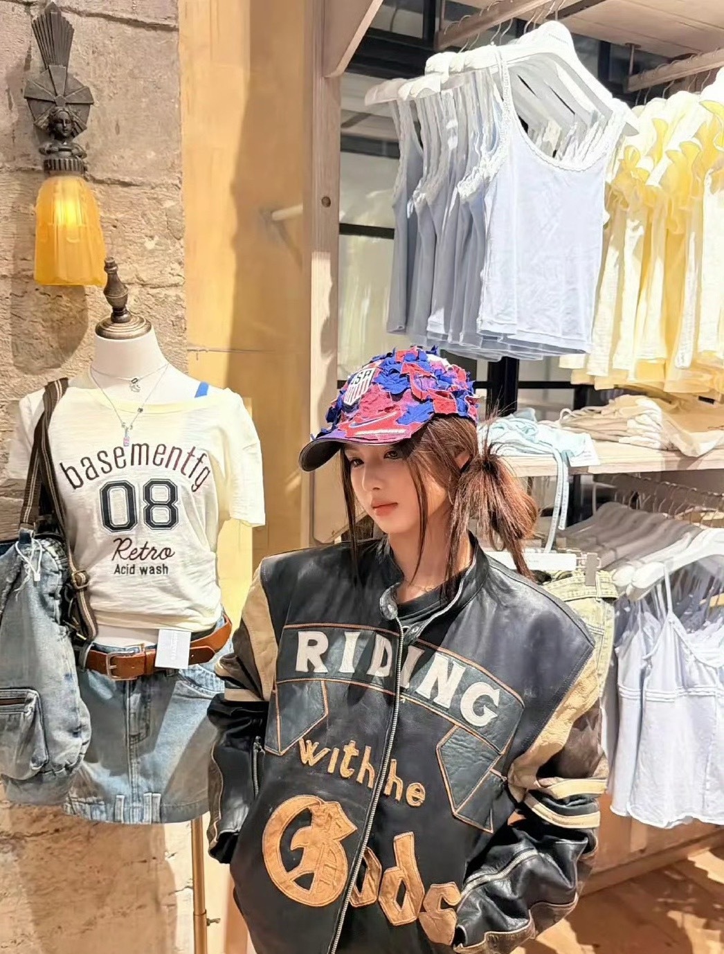 艾米被指没有路人身材好，太苛责了吧，人家还是个18岁的小姑娘呢。