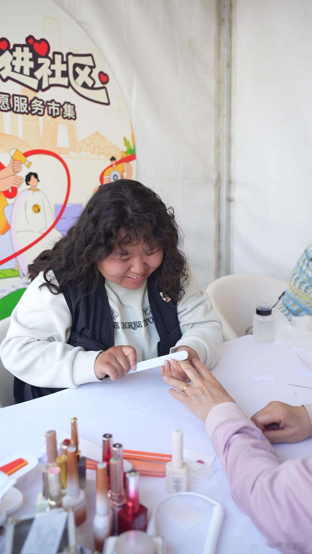 被北京大妈严选的宝藏手艺人回龙观免费理发摊收到最可爱的报酬🥚热鸡蛋配好手艺！回