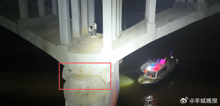 【#情侣深夜吵架一个跳桥一个去救#】#情侣吵架被困桥洞消防员到了还在吵#近日，