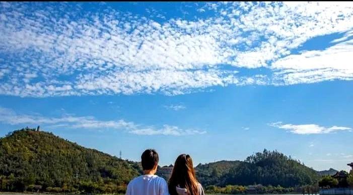 我和老婆白天几乎谁都不爱搭理对方，东西找不到时问一嘴，对方立马炸毛：“长眼睛不会
