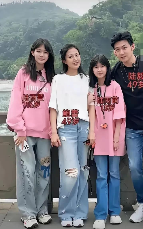 那张机场照片一出来，网友直接炸了：两个女儿像极了陆毅，连鲍蕾都开始“复制”他的脸