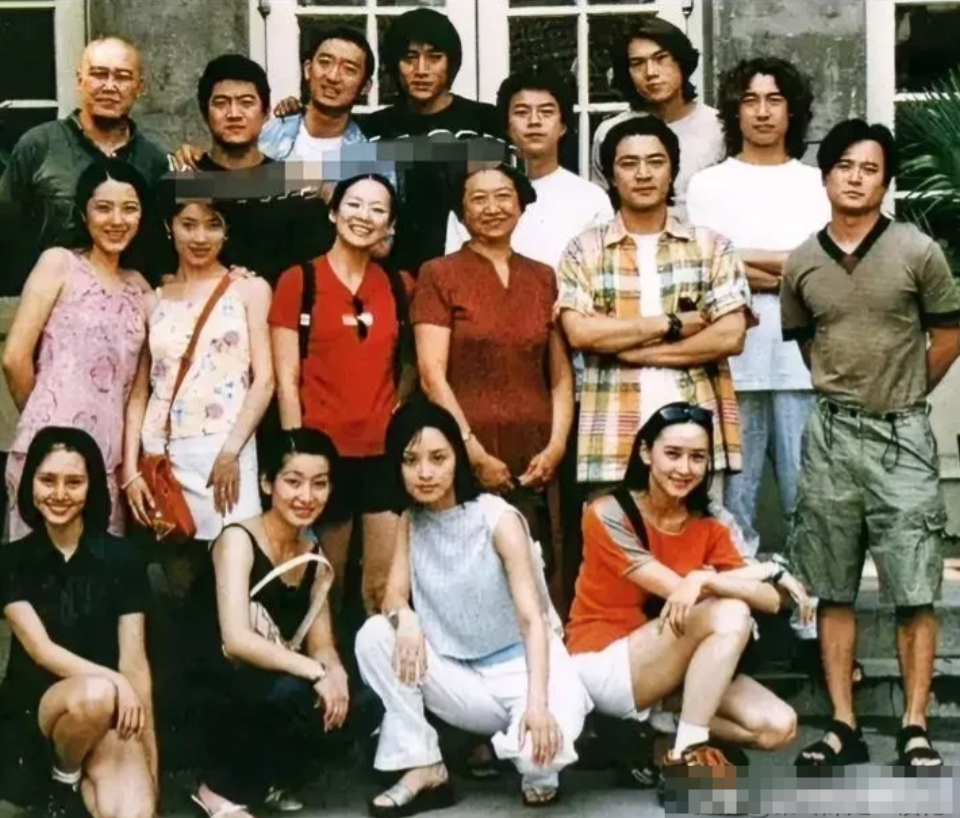 这是一张老照片96级中戏表演班，有曾黎，袁泉等全是俊男美女，看看你认识几个，他们