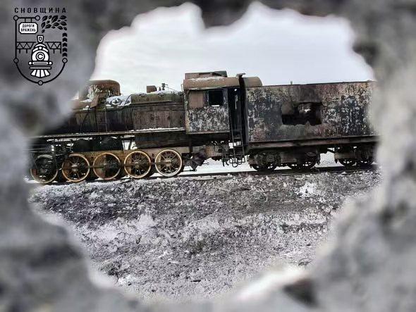 俄罗斯天竺葵2导弹式无人机杀入乌克兰，打穿摧毁一列苏联斯大林时期的蒸汽火车。因为