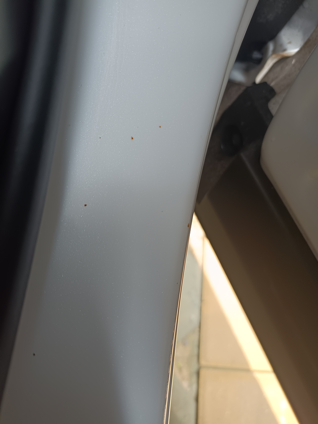 比亚迪宋PLUS新车出现很多锈点6月份刚提的宋PLUS13.98那款，今天发