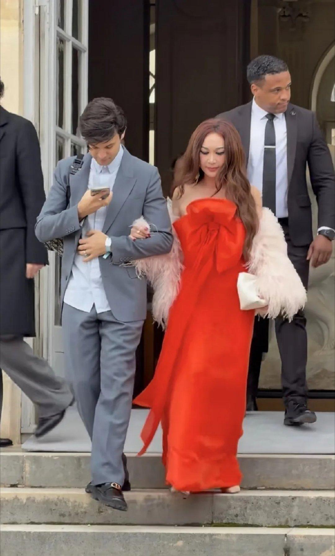 温碧霞都59岁了，最近去巴黎看迪奥高定秀，穿了件抹胸红礼服，看着是挺惹眼的。不过