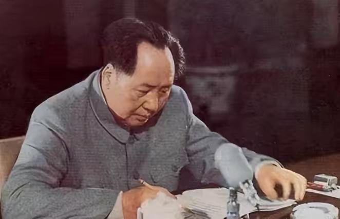 1951年，陈锡联请毛主席给炮校题词，主席忽然问，炮是火字旁还是石字旁？没人敢答