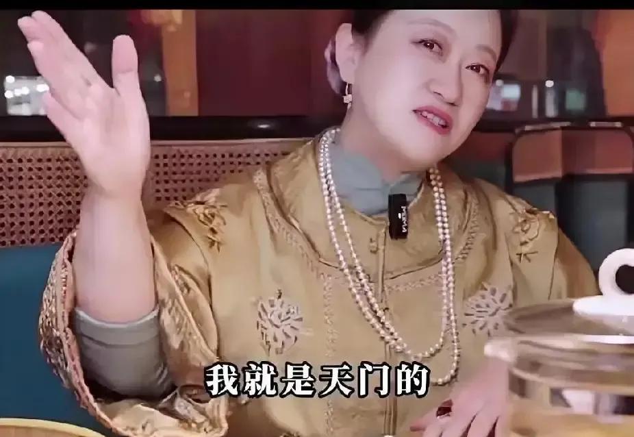 西贝销魂姐自己账号流量腰斩后，她去年拉了个小团队，签了一拨想红的素人，说要带姐妹