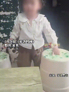 四川宜宾，男子每到傍晚开饭时分，家门口总会静静伫立着一个瘦小的身影，是三岁的邻居