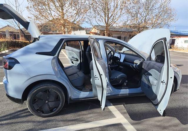 家有俩娃，换车这事我琢磨了小半年，实在是开了六年的油车没法再凑活了。城区通勤百公