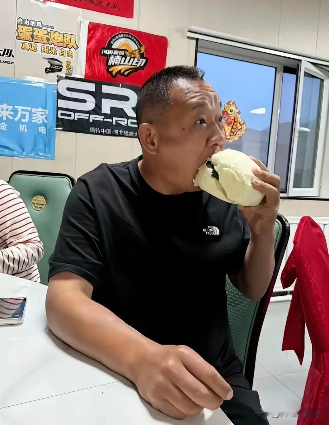 什么叫修养。​这就是修养。​不是挥金如土，而是有钱了还懂体谅小人物的不易，多