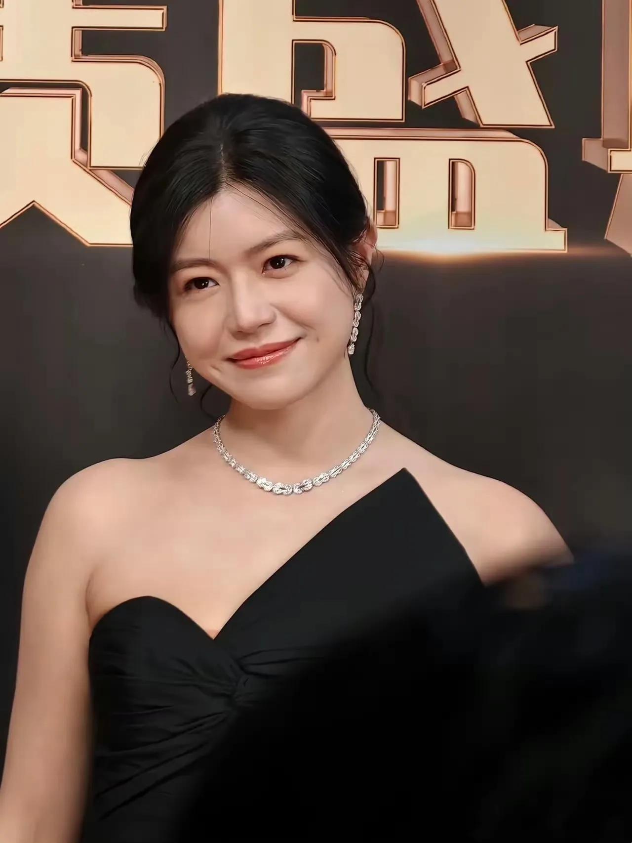 陈妍希运动意外跟腱断裂，本人发文报平安让人心疼！4月1日，陈妍希突然冲上热搜，