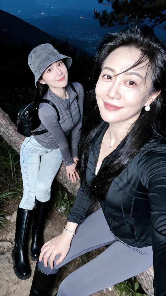 你们觉得妈妈好看还是女儿？