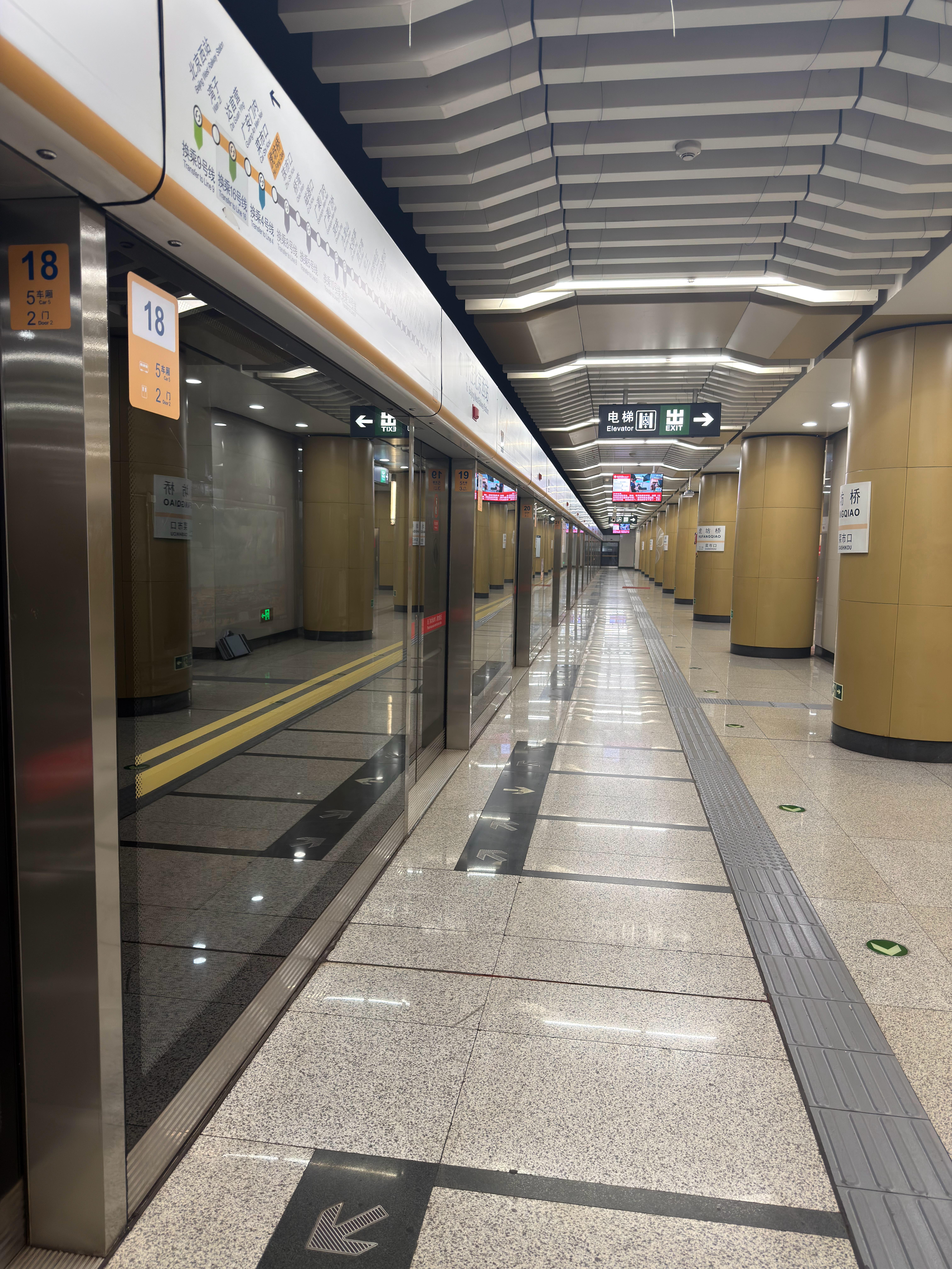 坐地铁不要玩手机，因为会坐反方向[doge]你猜我是怎么知道的，我妹妹说:正常​​