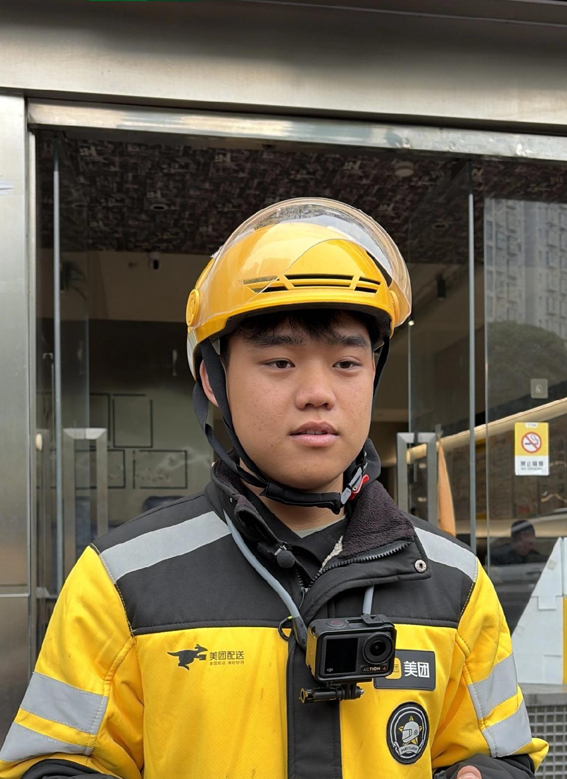 00后壮族骑手李济崇：电动车火情前的教科书式担当李济崇，男，壮族，2006