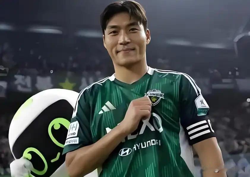 今天韩国2-1捷克这场，有2个效力过中超的球员上过场：1. 金玟哉（后卫）