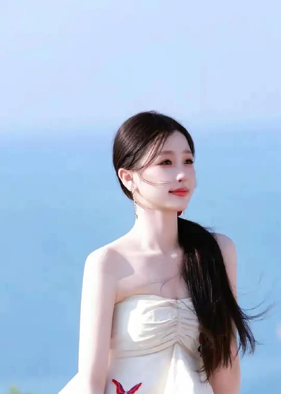 虞书欣在青你的时候一直营造Lisa小迷妹的人设有了一波知名度，但其实人比Lis