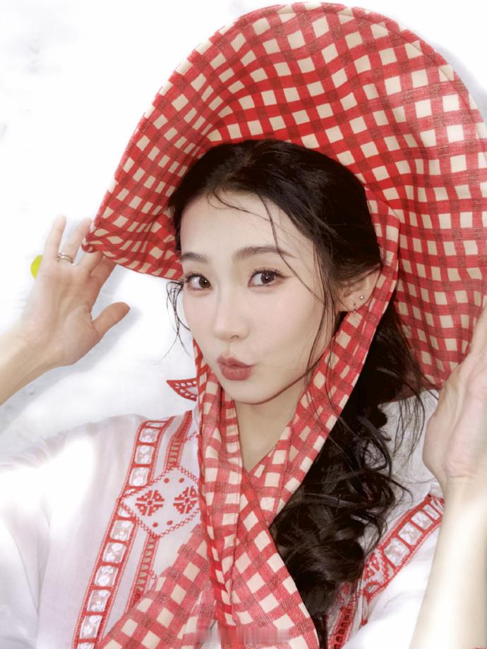 张艺凡用手语回应听障观众路演现场人很多，张艺凡偏偏留意到了后排的听障观众。没有