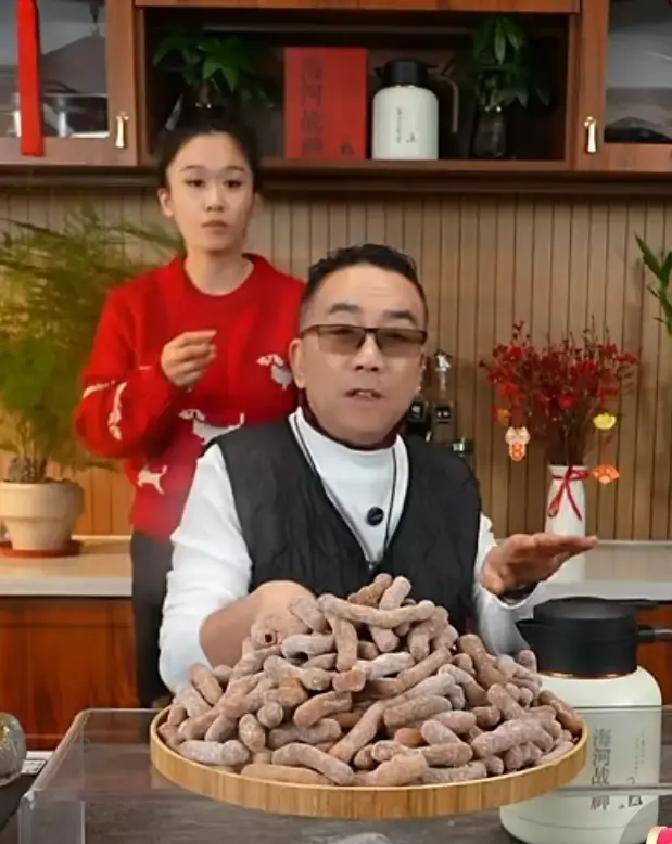 二哥直播间一句“老小孩”炸出弹幕十万条。杨议手机震到手麻，礼物榜瞬间刷成银