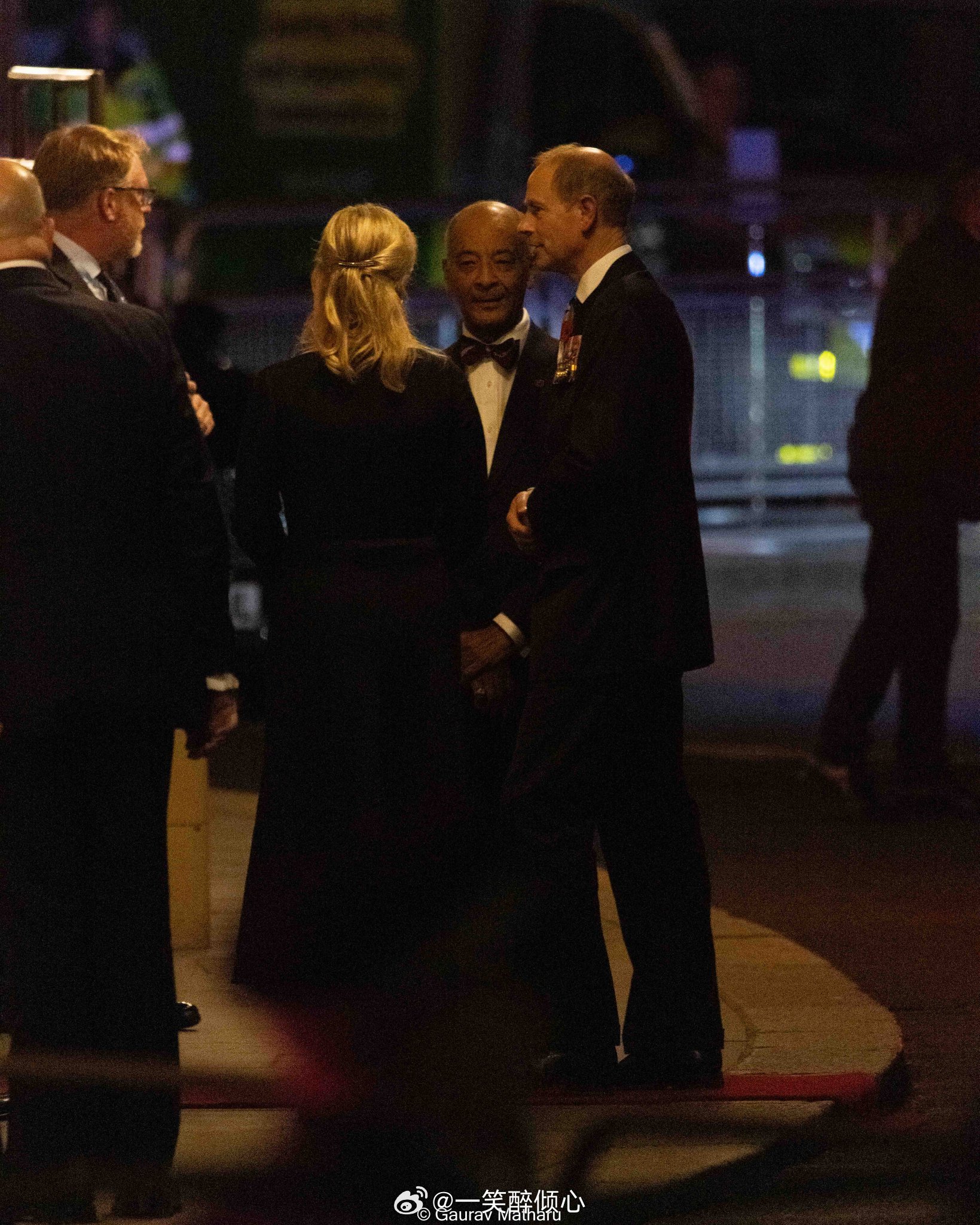 英国王室【补图】2025年11月8日，爱丁堡公爵夫妇抵达皇家阿尔伯特