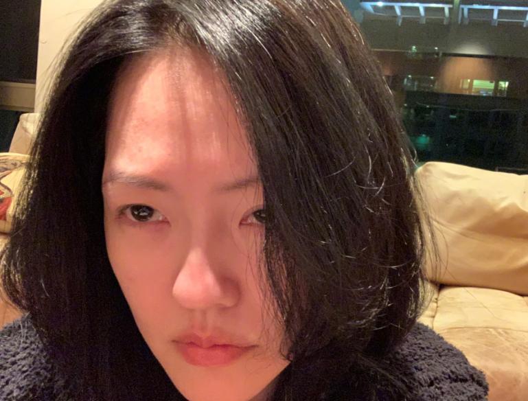自从大s去世后，小s也开始了迷惑行为！之前搬去和黄春梅一起住，说是为了照顾黄