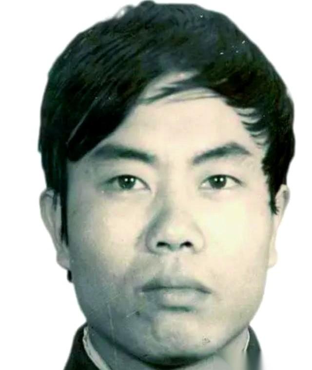 那伙毒贩把一块猪肉，扔进了他的碗里。他腾地一下站起来，眼睛瞪得跟铜铃一样，把碗