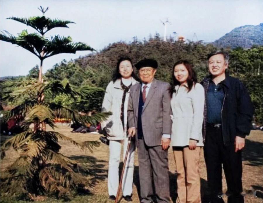 2003年2月，黄华在深圳休养期间，来到仙湖植物园，看到自己曾经栽种的幼树长势良