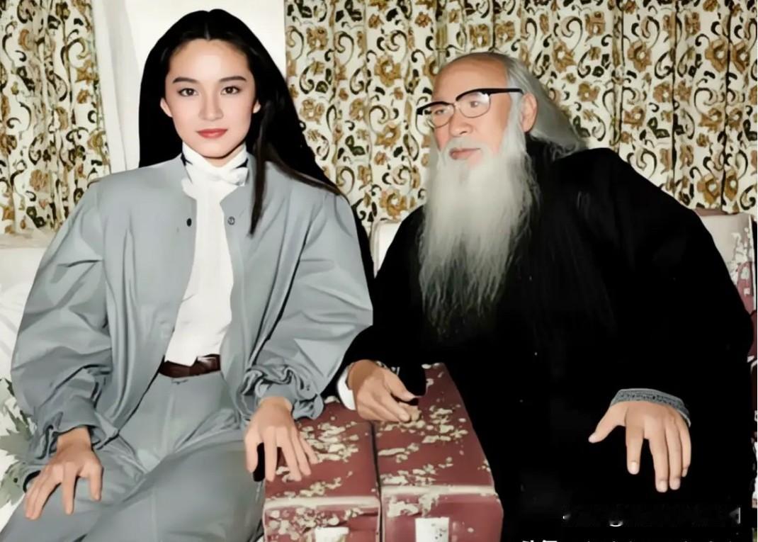 80年代，时年83岁的国画大师张大千与时年28岁的林青霞的一张合影。张大千银须飘
