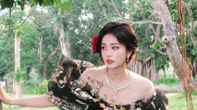 白鹿花精灵白鹿发间簪花今世漂亮白鹿花精灵，白鹿发间簪花今世漂亮，谁懂这个白鹿的