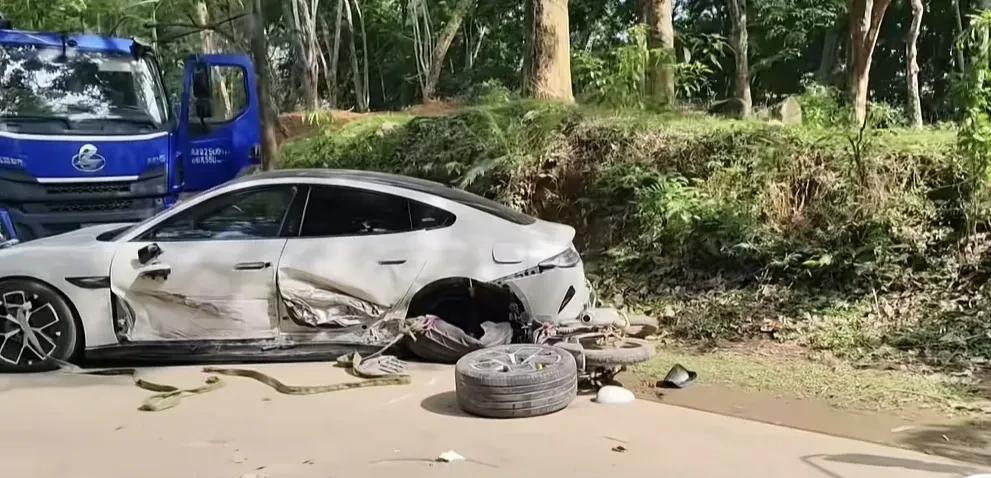 新鲜出炉的，这个车怎么这么容易崴脚啊。听说这车销量3分钟20多万辆，牛不牛。来猜