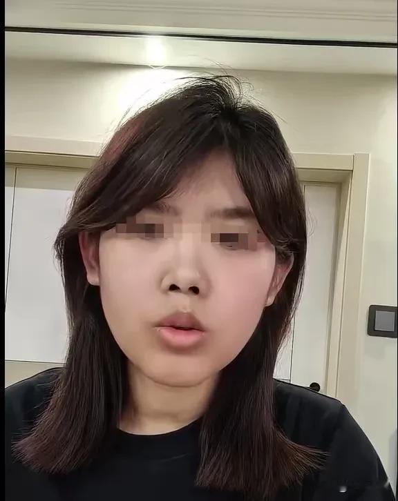 内蒙古，一只流浪猫一直在叫，女子就让丈夫拿块肉骨头给流浪猫吃，被离了两次婚的邻居