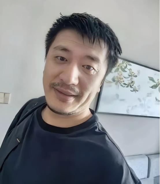 张雪峰去世后，查了张雪峰多年捐款，看完沉默了。给郑大每年50万捐6年共