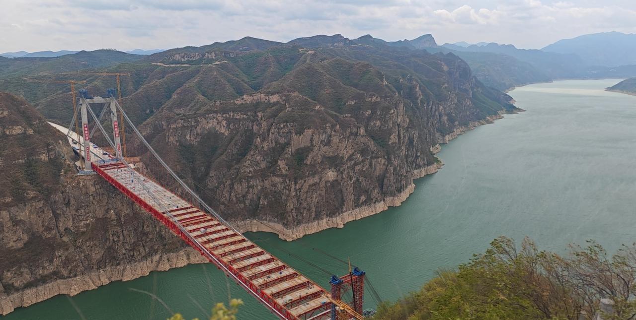 洛阳地区修建高速公路真不容易，这是济源到新安的高速，黄河两岸全是高山峡谷。不过