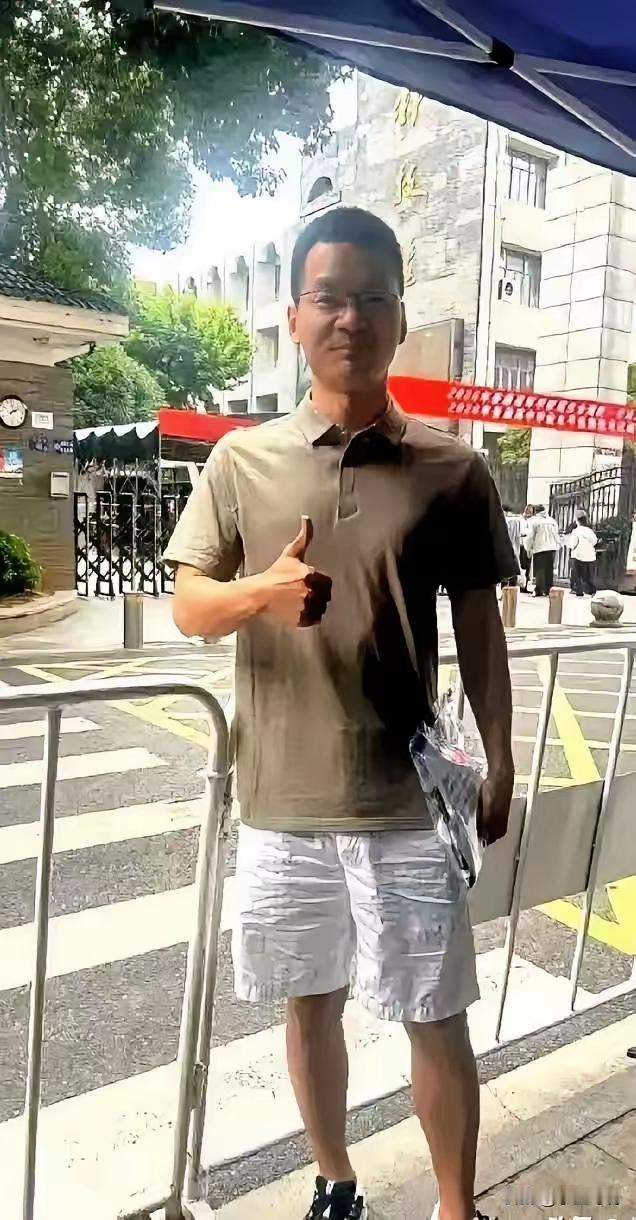 武汉一位高中数学老师，连续四年亲自报名参加高考，今年考完自己估了138分，最逗的
