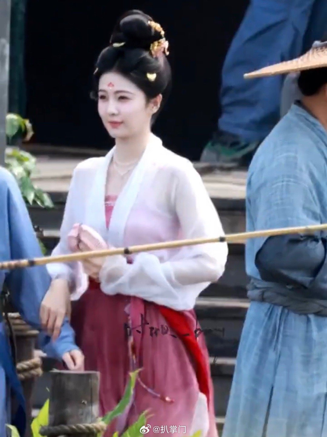 白鹿莫离与小演员牵手互动哦哟，就是说白鹿和谁都能处成好朋友呀！白鹿在电视剧《莫