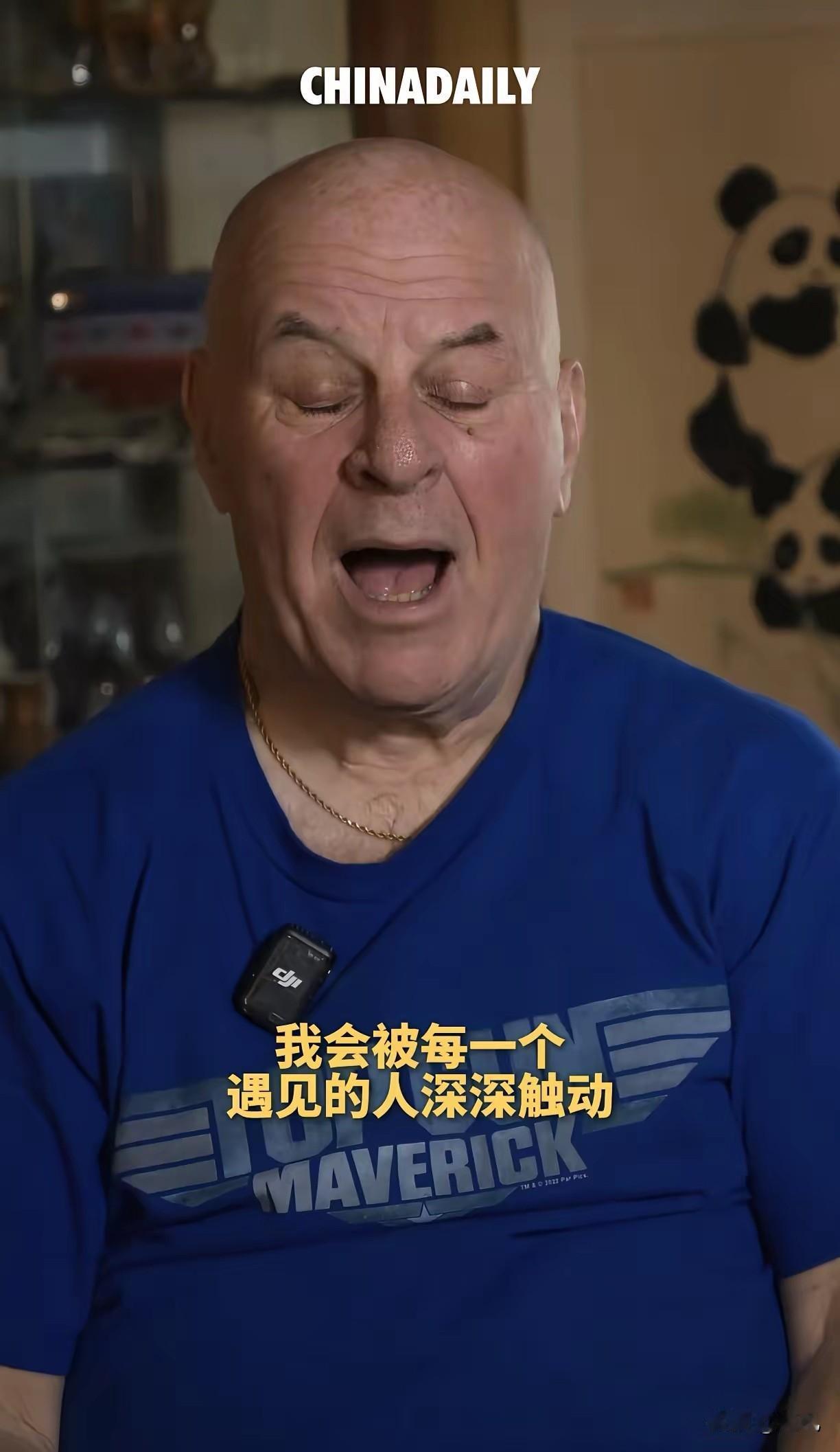 一个美国老人，在洛杉矶的公寓里对着手机泣不成声。他怎么也想不到，相隔整整26年，