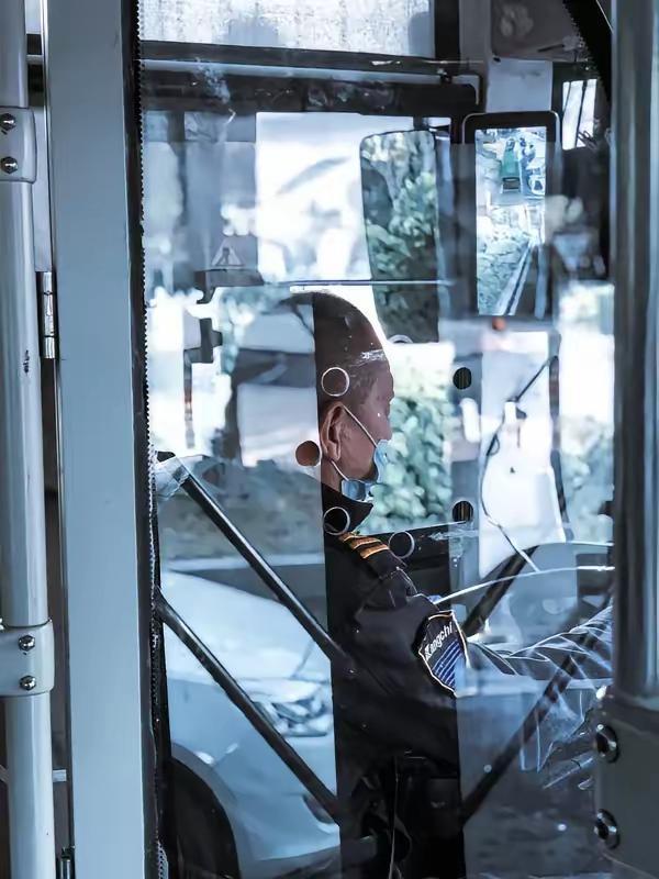 今天是10月31号大连公交公司给公交司机工资开了据说是其他的部门还没开领导