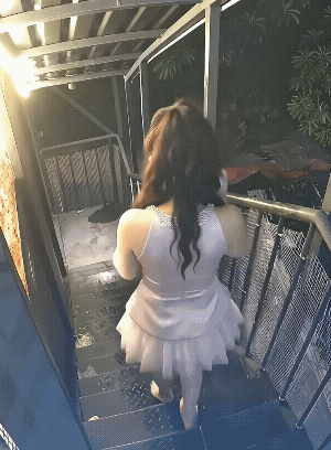 女人摔倒后，都是先看一下有没人看见，基本上都是顾不上痛的，先看面子丢了没有。看