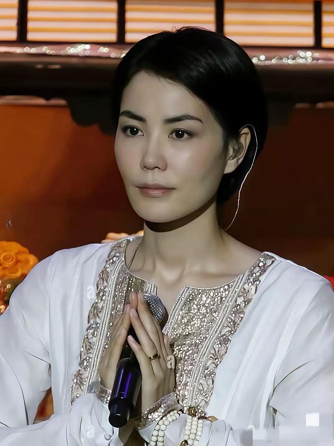 大家发现没有？王菲是有点xuan学在身上的。就只说一点，只要是待在王菲身边的人