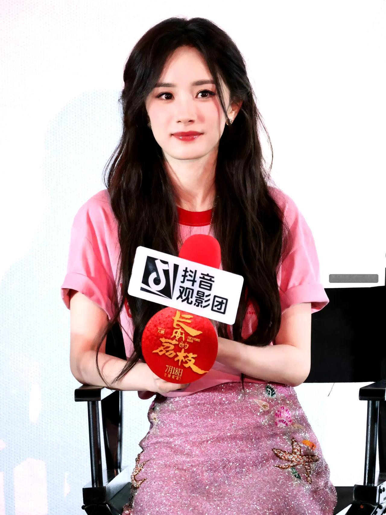 啊啊啊！杨幂这波粉色暴击我给100分！7月17日《长安的荔枝》首映礼上，她穿