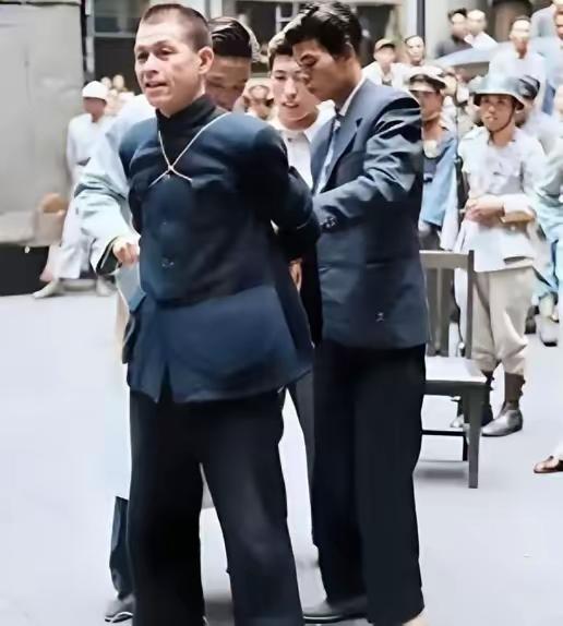 这是红15军军长陈治平被枪决的留影，这是1949年，红15军军长陈治平被枪杀，叛