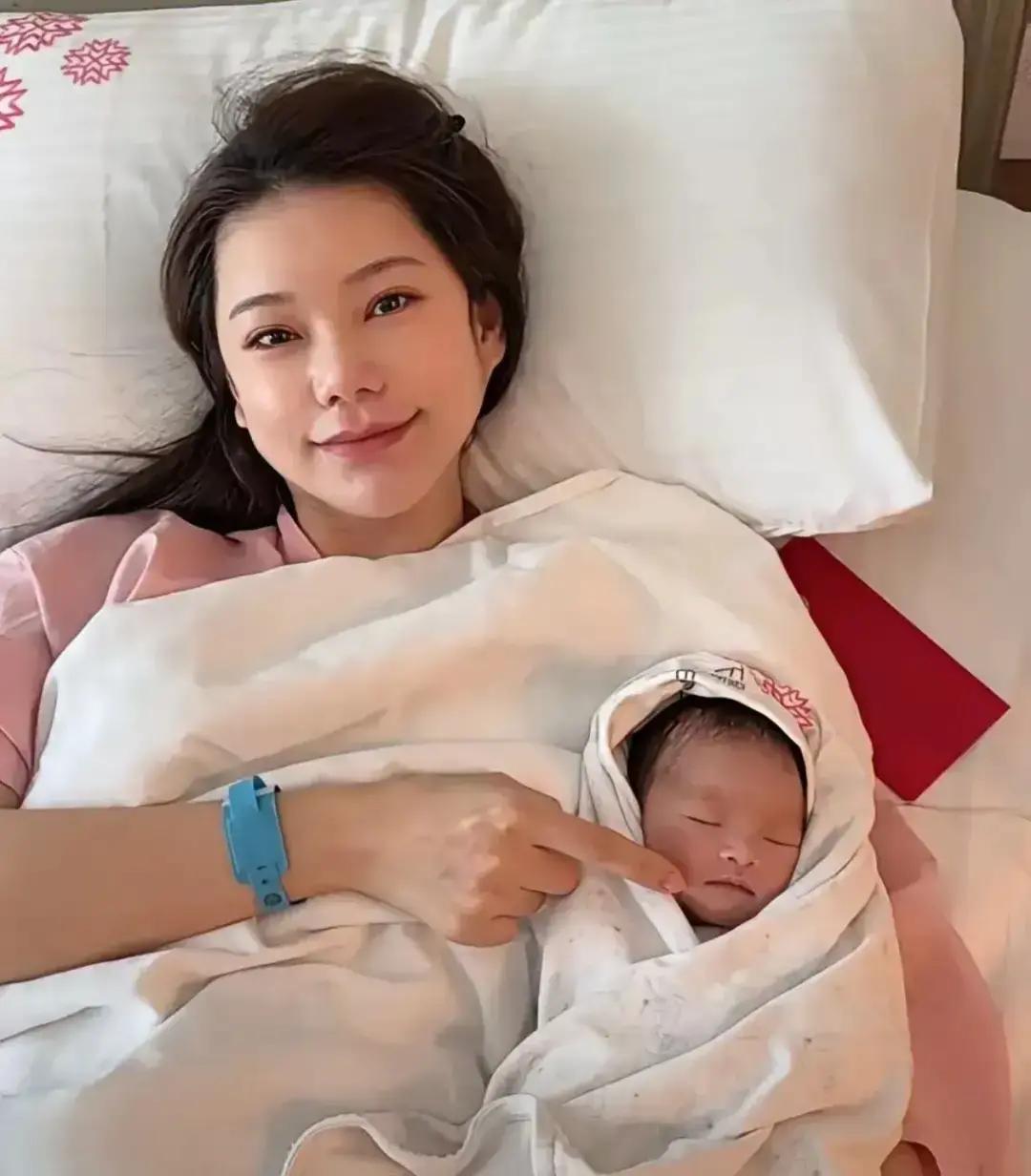 马筱梅刚生完娃，前夫郑扬融当年那句“她生不了”就被时间啪啪打脸。2018结婚