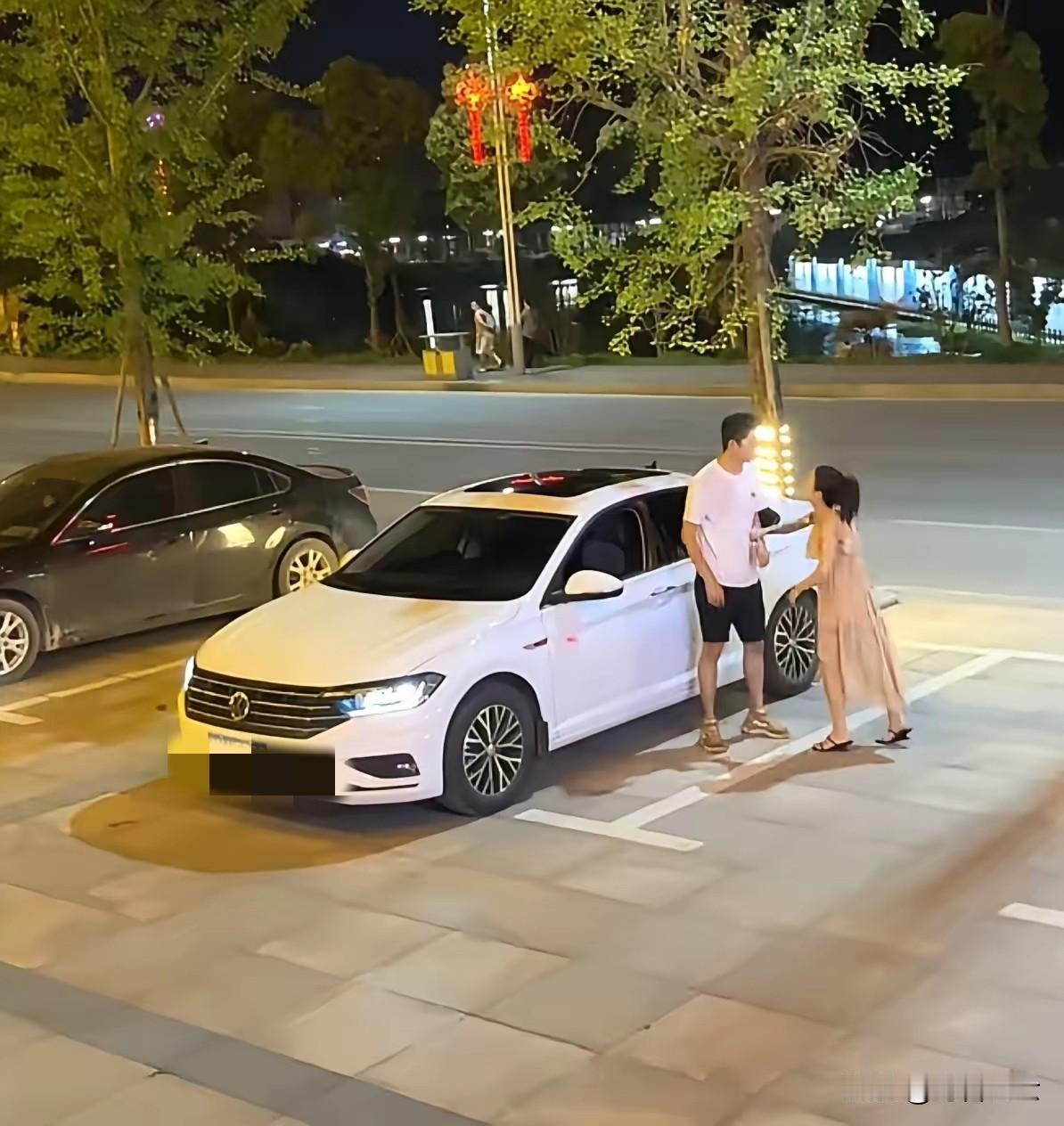 昨天下午在小区楼下，看到一个漂亮的女士追着他老公喊着说，快回家，你生的和我生的，