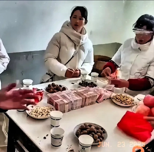 明码标价这是卖女儿，江西九江一对情侣准备结婚，男方按照女方要求筹齐了38.8万