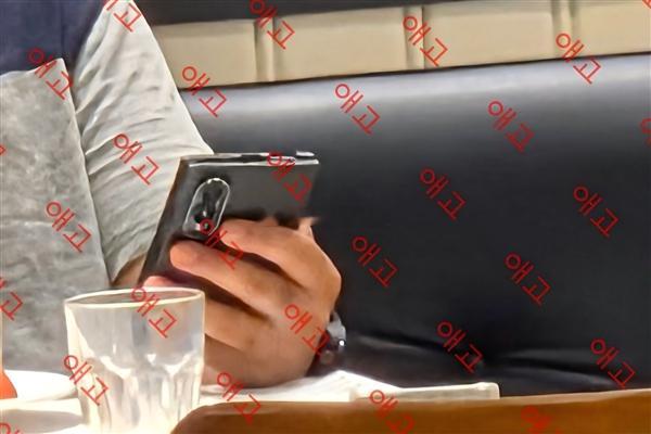 三星也跟中国友商学会了“泄密”式营销据外媒报道，三星员工在餐厅就餐时被拍到三星G