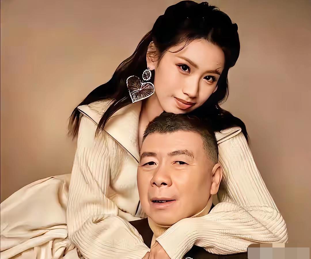 冯小刚和女儿的合照太温馨了！1月9日时尚芭莎创刊15周年庆典上，他带19岁的朵朵