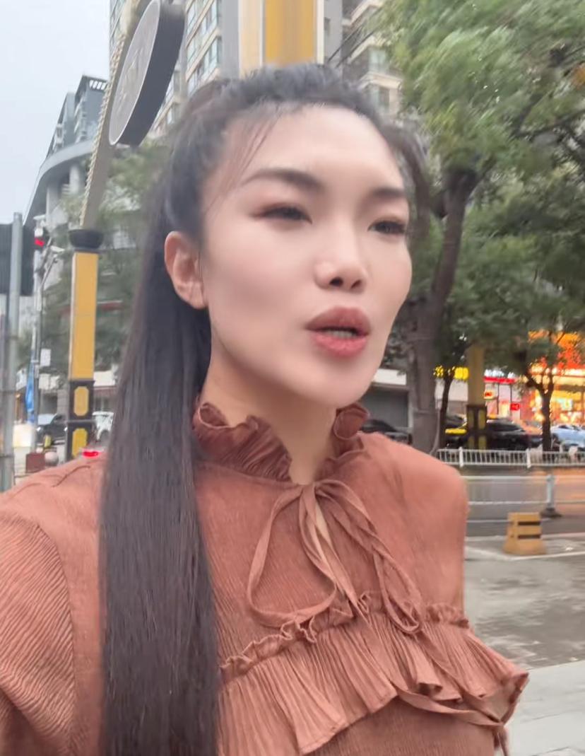 【高兴社售票员让嫂怒怼相声大师，疑似回应钱城大师，你怎么看？】近日，著名网红、