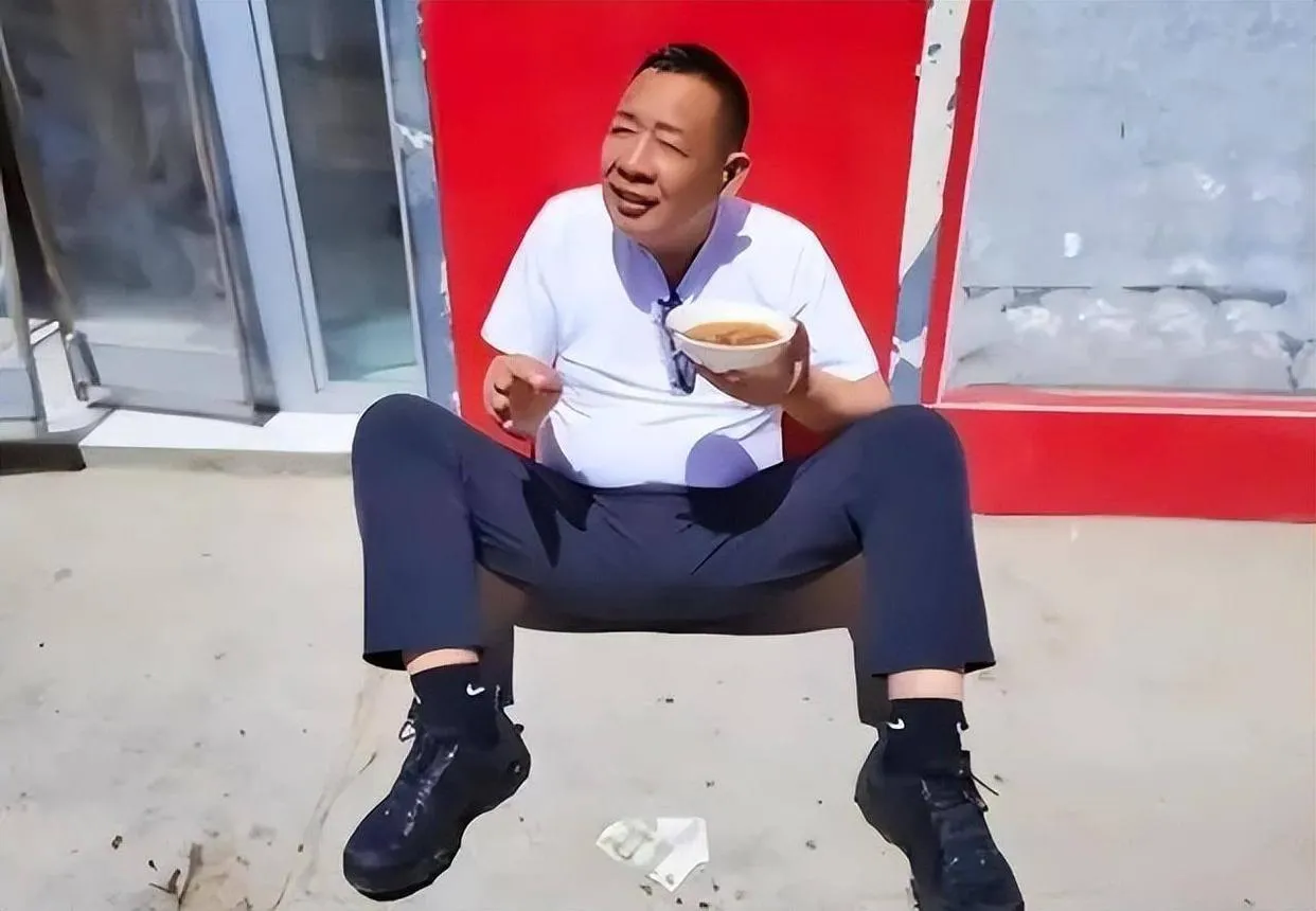 爱人先爱己：胖东来让你挣了钱自己花近日，胖东来创始人于东来在公司篮球赛直播中，站在篮球场边和员工交流
